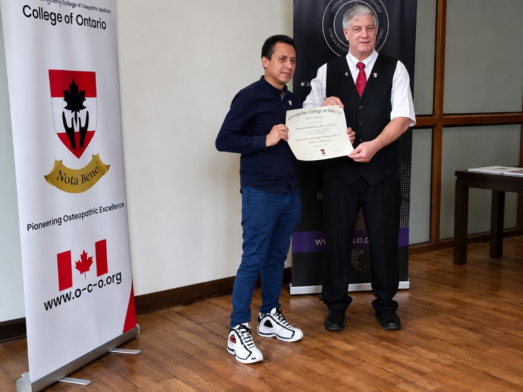 Lic. Elmer Cieza Zelada recibiendo certificación en osteopatía del Osteopathic College of Ontario